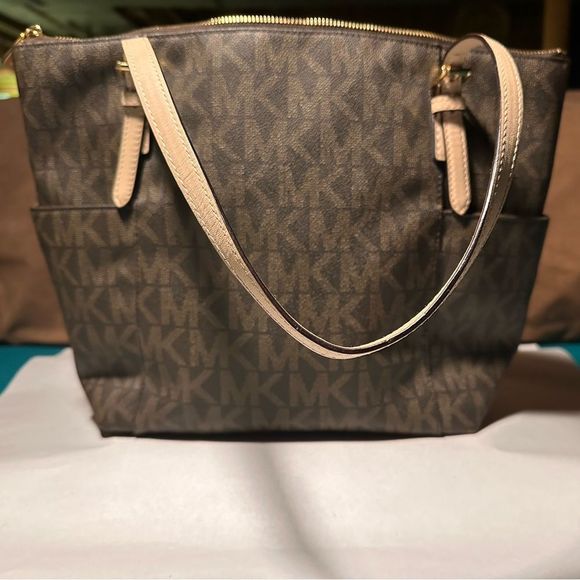 Micheal Kors Tote Bag - Picture 2 of 5